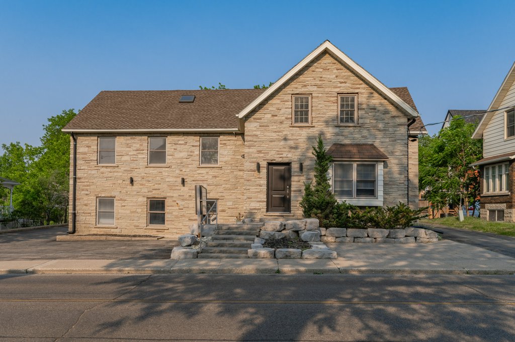 62 Regina Street North