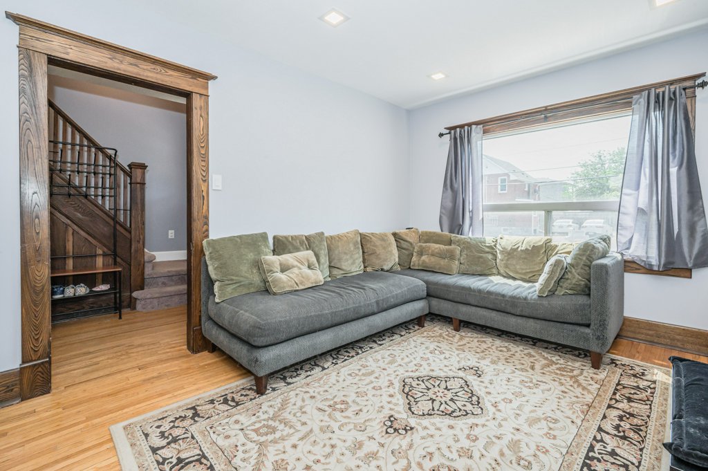 346 Victoria Street South