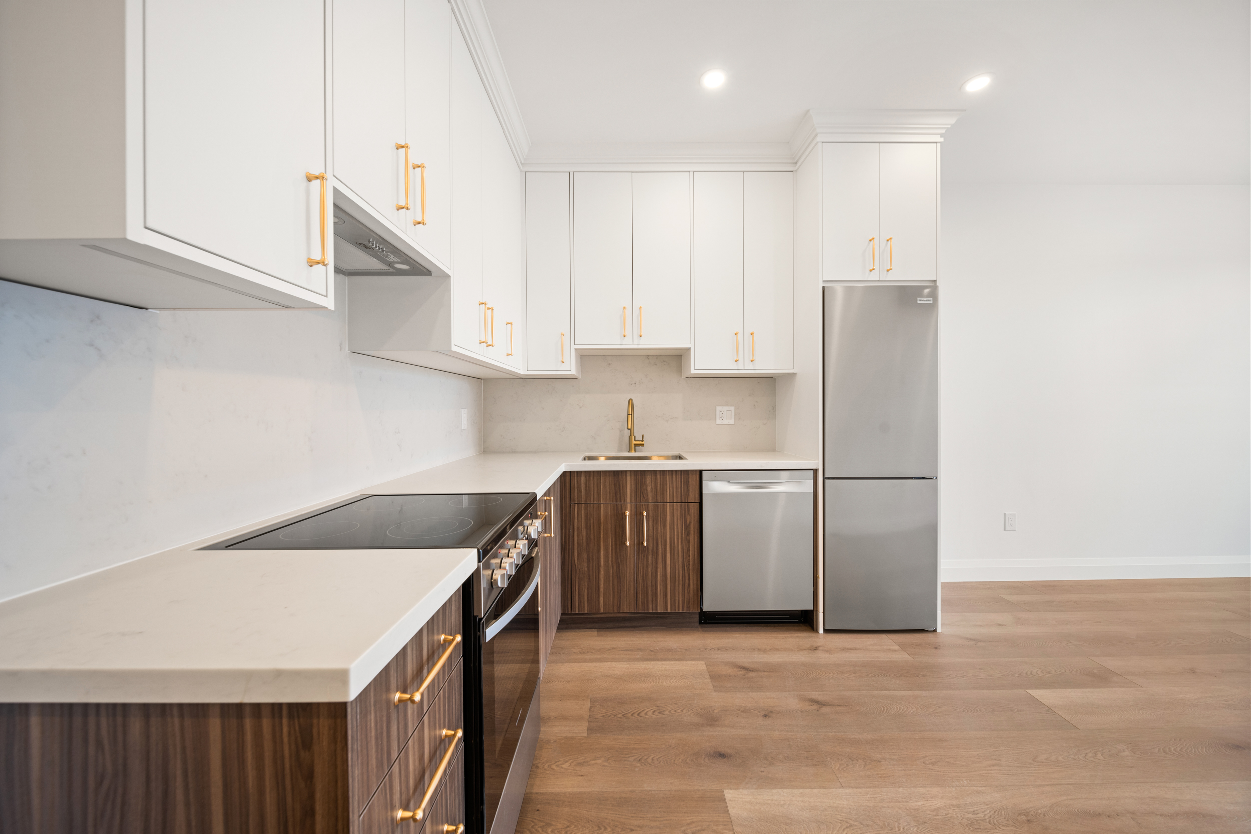 #6-153 Main Street E