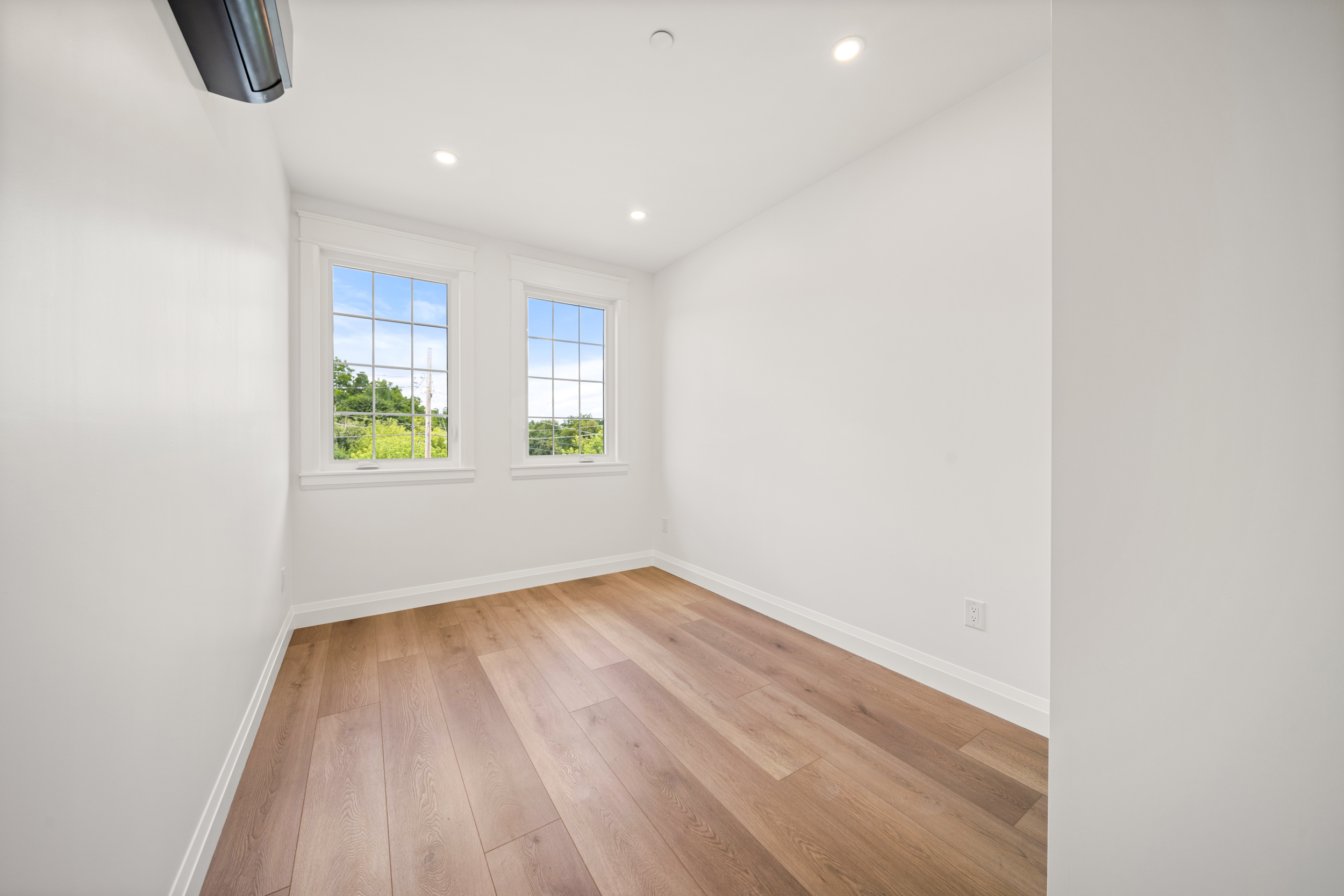 #6-153 Main Street E