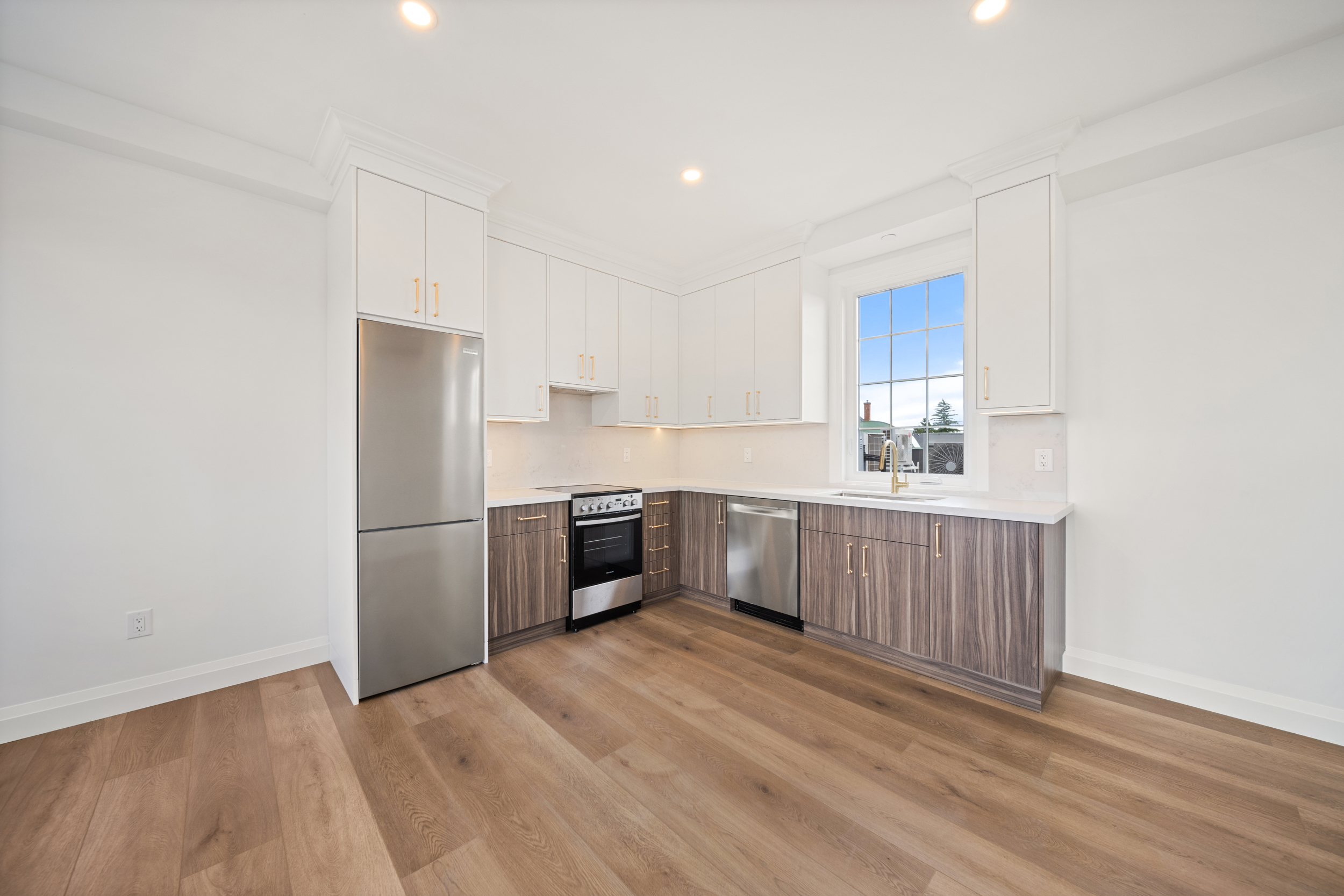 #7-153 Main Street E