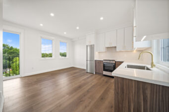#7-153 Main Street E